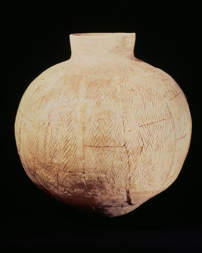 Vase mit dekorativer Schnitzerei, aus Tell-Hassuna, 5. Jahrtausend v. Chr. von Mesopotamian